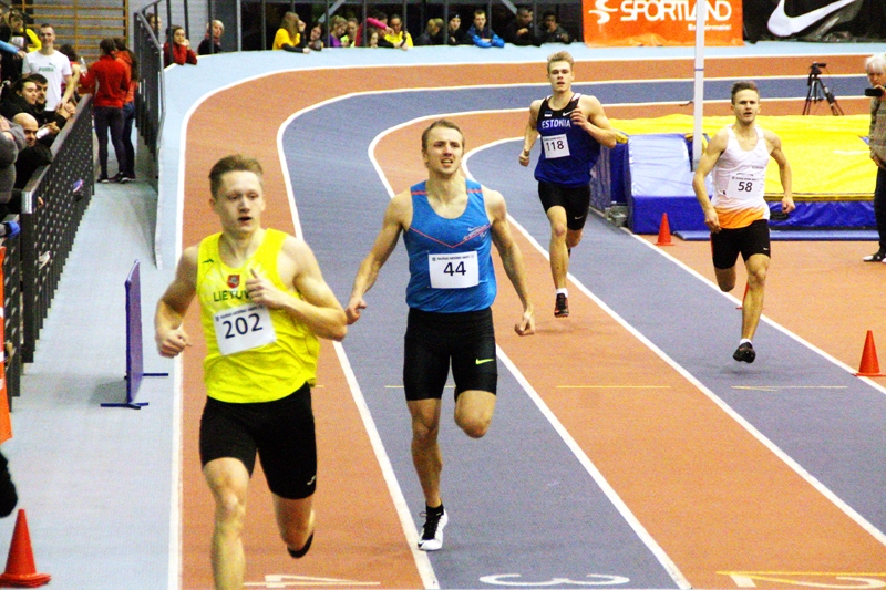 Jānis Baltušs (44. numurs) finišē 300 metru skrējienā. 
Autors: Uldis Varnevičs