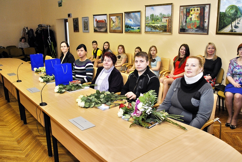 Latvijas Republikas pilsonībā pirmdien tika uzņemti Svetlana Vaitkevičus (no labās), Artūrs Jasevičus, Genovefa Lapēna, Sofja Jefremova un Ļuba Smetaņina. 
Autors: Ivars Bogdanovs