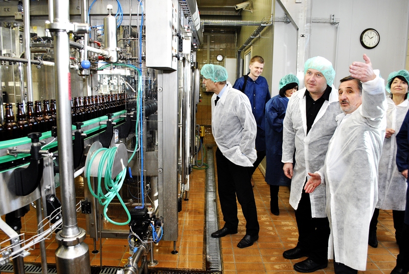 «Bauskas alus» uzņēmuma vadītājs Vladimirs Barskovs (no labās) Čehijas vēstnieku Latvijā Miroslavu Koseku iepazīstināja ar alus tapšanas procesu.
Autors: Ivars Bogdanovs