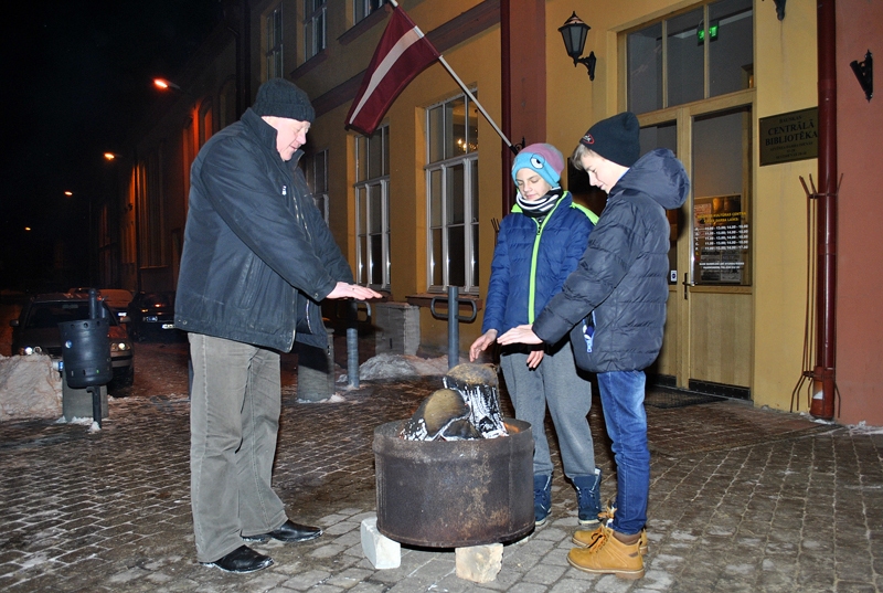 Pirms barikāžu piemiņas pasākuma pie Bauskas kultūras centra Edmunds Jakubonis par 25 gadus seniem notikumiem aprunājas ar pilsētas pamatskolas audzēkņiem Kristeru Mašinski un Kārli Dzjamko.
Autors: Ivars Bogdanovs