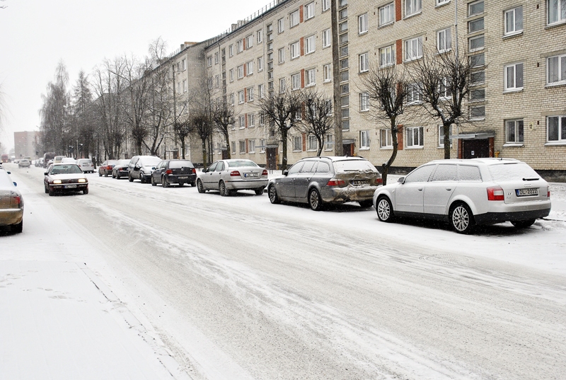 Sniegotā laikā ielu malās un pagalmos novietotas automašīnas traucē sētniekiem un tehnikai ielas notīrīt.
Autors: Ivars Bogdanovs