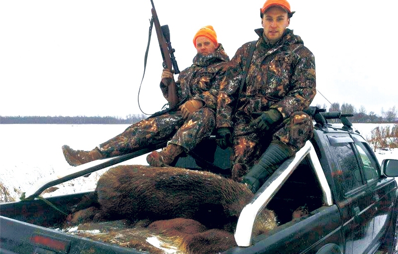 Artūrs Tihonovs (no labās) ar medību kolektīva biedru Ivaru Selecki.
Autors: no albuma