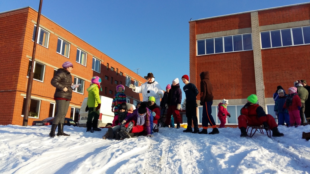 Garozītes slidotavā bērni Sniega dienā piedalījās līksmās ziemas izklaidēs.
Autors: no personiskā albuma