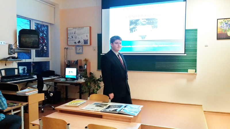 Maksims Krutikovs Iecavas internātpamatskolas audzēkņiem stāstīja par barikāžu laiku.
Autors: no personiskā albuma