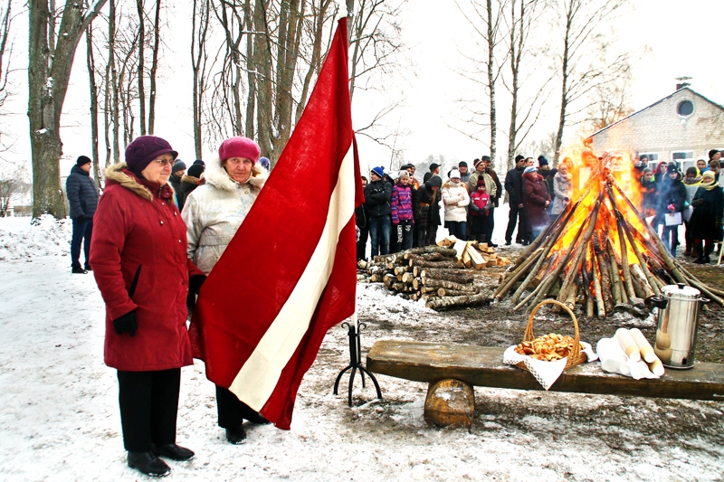 Vecumniekos trešdien, 20. janvārī, dega ugunskurs, bija tēja un pīrādziņi, ļaudis atminējās barikāžu laiku. Priekšplānā – Vizma Janišone un Biruta Enkure pie barikāžu dienās pirms 25 gadiem pašu noaustā karoga.
Autors: Uldis Varnevičs
