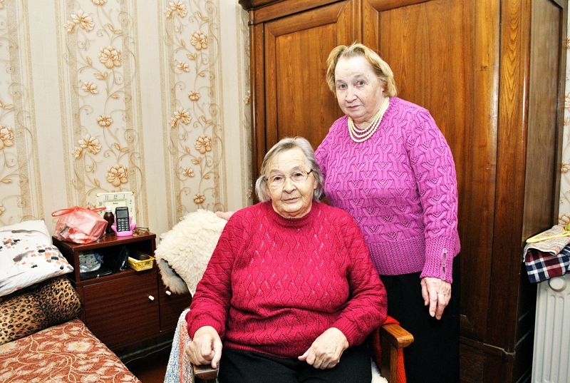 Rita Krūmiņa (no kreisās) un Vija Kruvese dzīvo vienā pagalmā, pretējās mājās, tāpēc abas tiekas bieži un viena par otru rūpējas. 
Autors: Ivars Bogdanovs