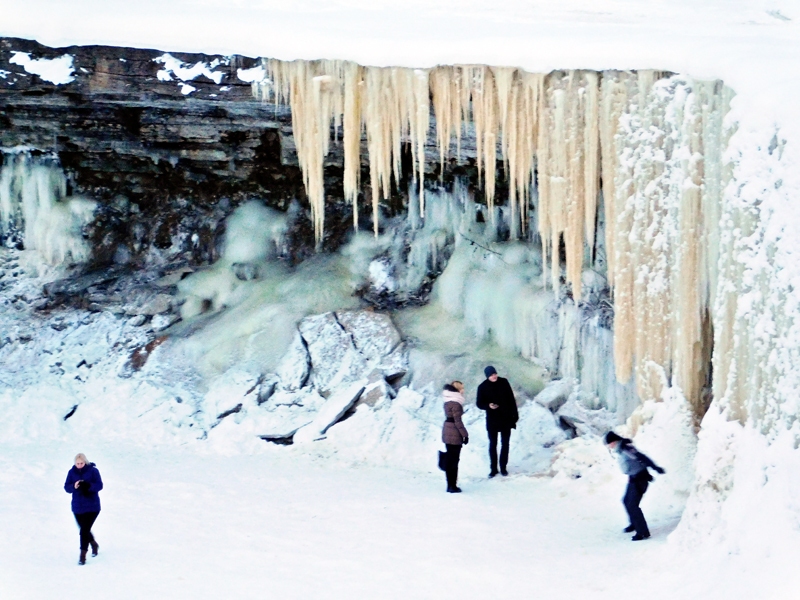 Ziema ļauj cilvēkiem ieiet ūdenskritumā, ko sastindzinājis sals. 
Autors: no I. Liberes personiskā albuma