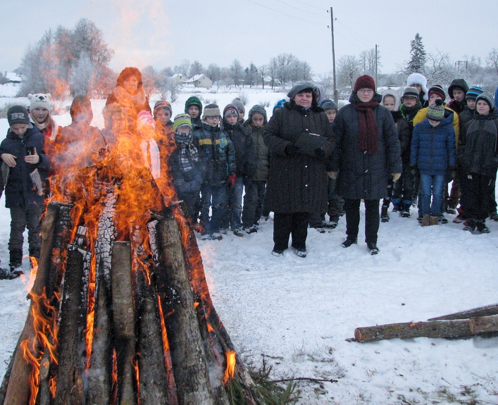 Barikāžu atceres ugunskurs pie Codes pamatskolas.
Autors: Vilnis Auzāns