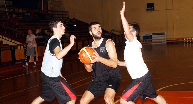 Normundu Popmani no «Vecumnieku novada» mēģina apturēt «Radex juniors» jaunieši. 
Autors: Uldis Varnevičs