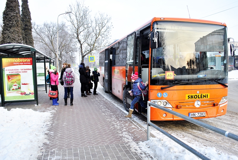 Par Šveices valdības doto naudu iepirktie autobusi ripo pa visiem mūsu novadu ceļiem. Tos ekspluatē jau vairākus gadus, tādēļ pašvaldībām drīz būs jāsāk domāt par autoparka atjaunošanu.
Autors: Ivars Bogdanovs