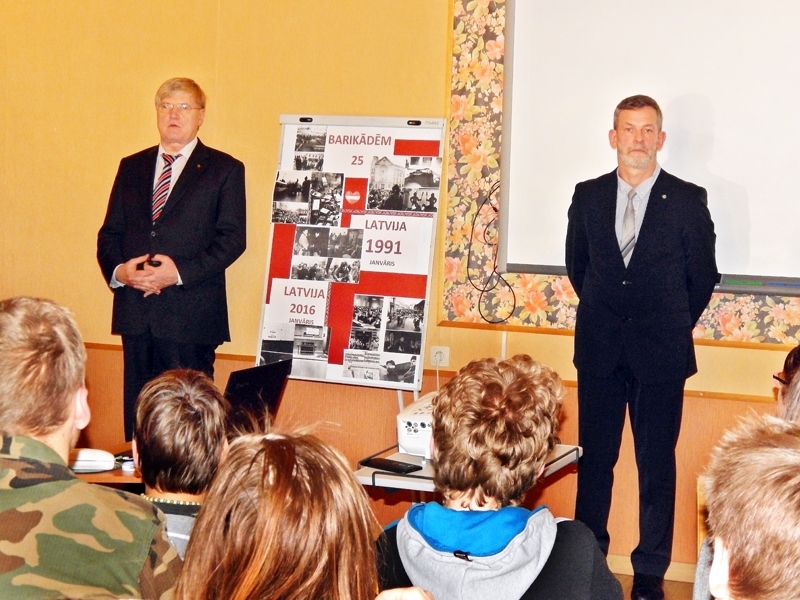 Skaistkalniešus uzrunā Tālavs Jundzis (no kreisās) un Valerijs Markuns. 
Autors: L. Silakaktiņa