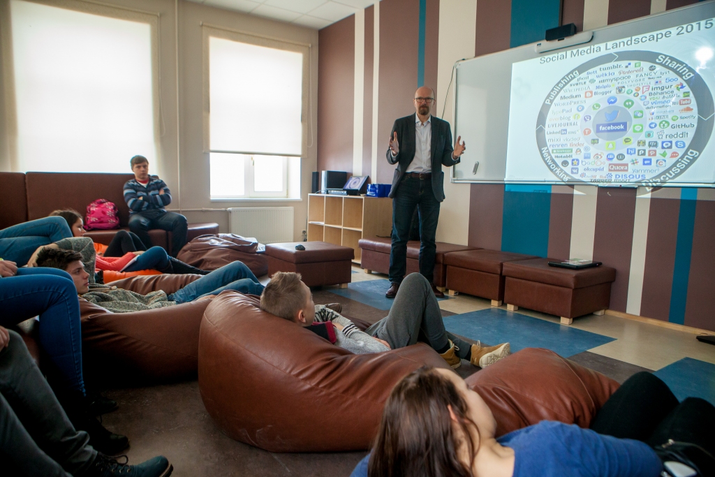 Jaunieši ieklausās vieslektora Gunta Stirnas stāstītajā. 
Autors: Artūrs Šlosbergs