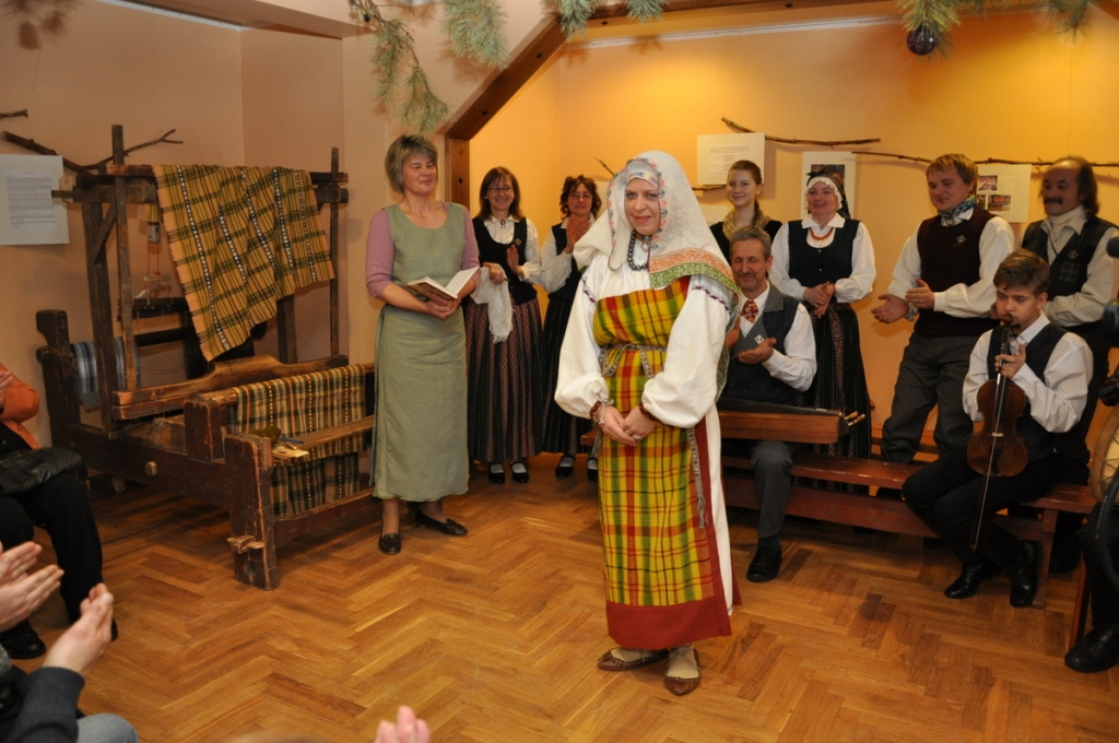 Krieviņu tautas tērpu izrādīja folkloras kopas «Tīrums» vadītāja Irita Vimba.
Autors: Žanna Zālīte