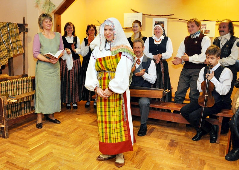 Irita Vimba, folkloras kopas «Tīrums» vadītāja, izrādīja krieviņu tautas tērpu.
Autors: Žanna Zālīte