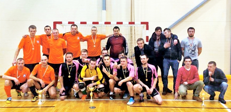 Nakts turnīra uzvarētāju trijnieks – «Bauska» (no kreisās), «Ceraukste» un «Mārupes frīstails». 
Autors: Beāte Kima