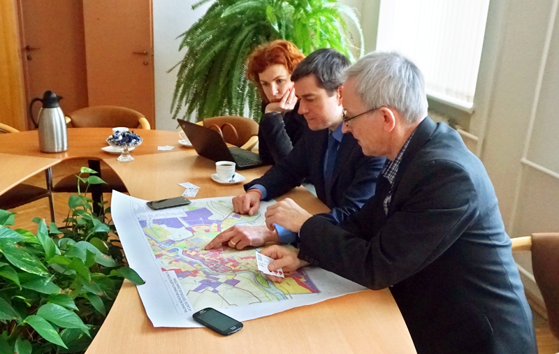 Bauskas novada domes deputāts Voldemārs Čačs (no kreisās) kopā ar a/s «Putnu fabrika «Ķekava»» un SIA «Lielzeltiņi» valdes priekšsēdētāju Andriu Pranckeviču un mārketinga vadītāju Maiju Avotu kartē skatās topošās Lidlauka ielas novietojumu.
Autors: Andra Matuļenko