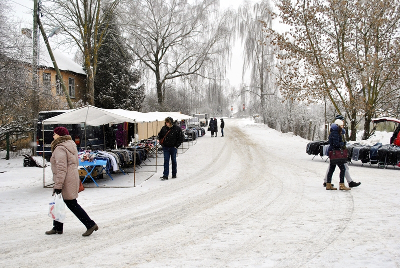 Svētdienas rosība Skolas ielā – tirgus dienai sabraukuši ceļojošie komersanti.
Autors: Ivars Bogdanovs