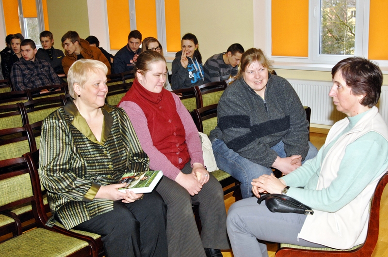 Grāmatu par Līgatnes dzīvnieku kopēju Velgu Vītolu (no labās) zemgaliešiem prezentēja autore Biruta Eglīte, «lāču mammas» domubiedres Marika Sīle un Līga Jaunzeme.
Autors: Ivars Bogdanovs