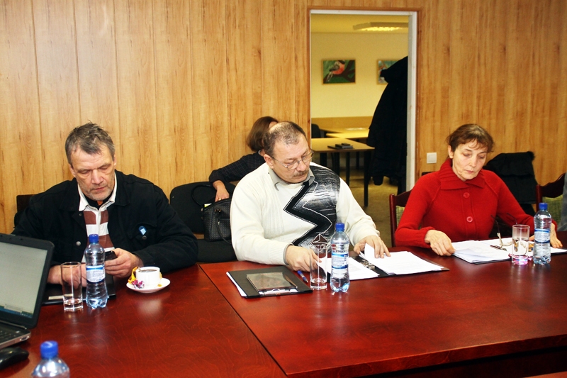 Vienīgi deputāti Andris Lisovskis (no kreisās) un Gunārs Puziņš balsoja pret Vecumnieku novada 2016. gada budžeta pieņemšanu.
Autors: no «Bauskas Dzīves» arhīva.