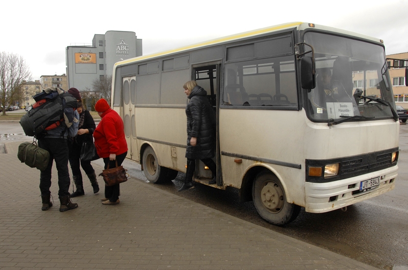 SIA «Aiva auto» autobusos ar 1. februāri varēs braukt, izmantojot iepriekš nopirktās mēnešbiļetes. 
Autors: Ivars Bogdanovs