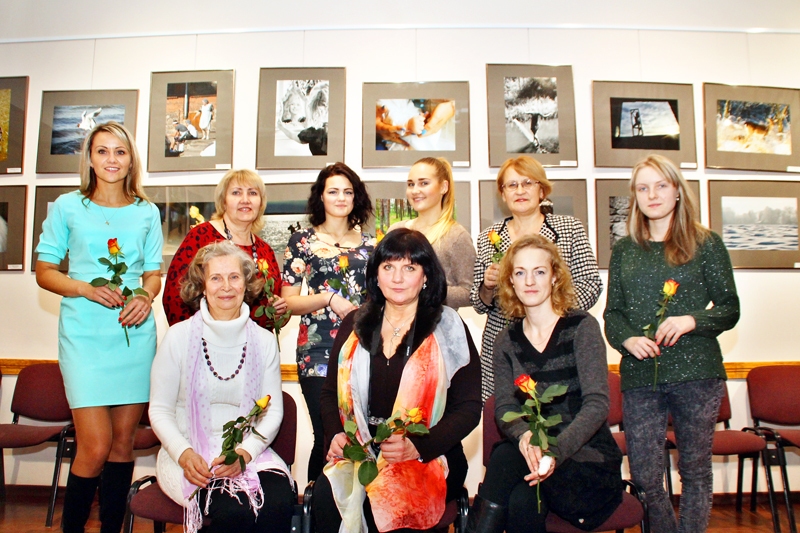 Fotostudijas «Bauska» dāmas – izstādes dalībnieces. 
Autors: Uldis Varnevičs