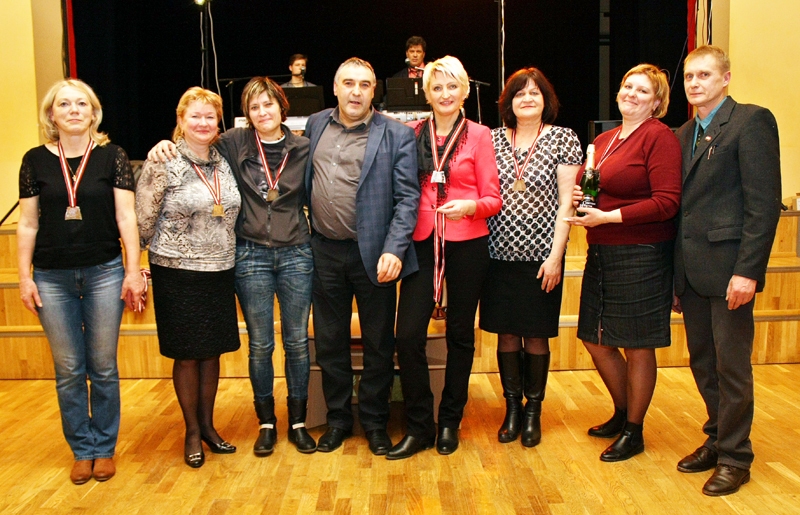 Apbalvošanā Bauskas veterānu dāmu komanda kopā ar sacīkšu organizatoriem.
Autors: no organizatoru albuma