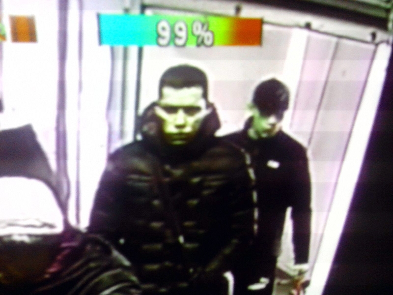 Bauskas policija aicina atpazīt attēlos redzamos vīriešus un ziņot par viņiem, viņu atrašanās vietu. 
Autors: videonovērošanas kameras uzņēmums