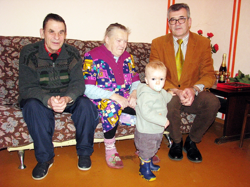 Nadeždu un Vjačeslavu Šorohovus zelta kāzās ieradies apsveikt Bauskas  novada domes priekšsēdētājs Raitis Ābelnieks. Kopbildi kuplina jubilāru mazmazdēliņš Gabriels.
Autors: Vilnis Auzāns