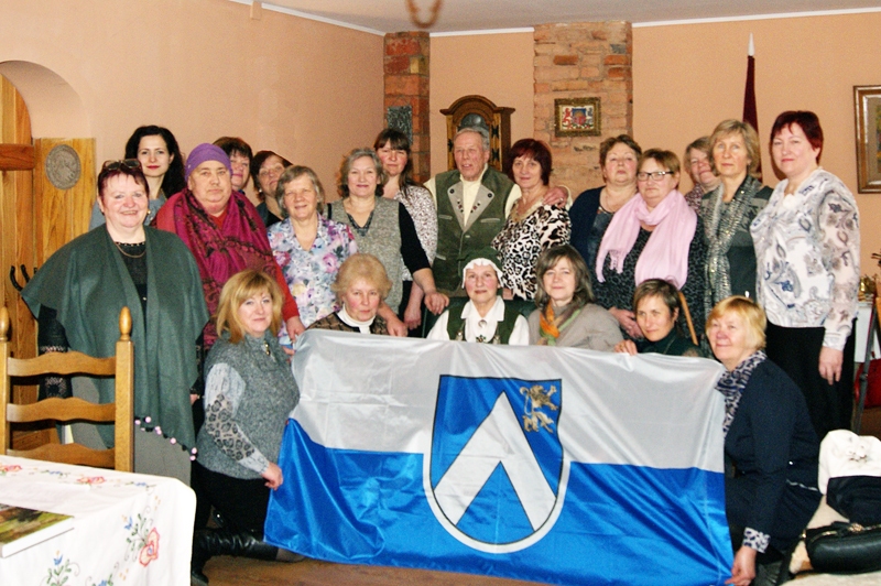 «Apvārsnis» kopā ar Valentīnu Pozņaku un Kārli Naujoku, kuri lepojas ar konkursā saņemto Bauskas novada karogu.
Autors: Ināra Vilciņa