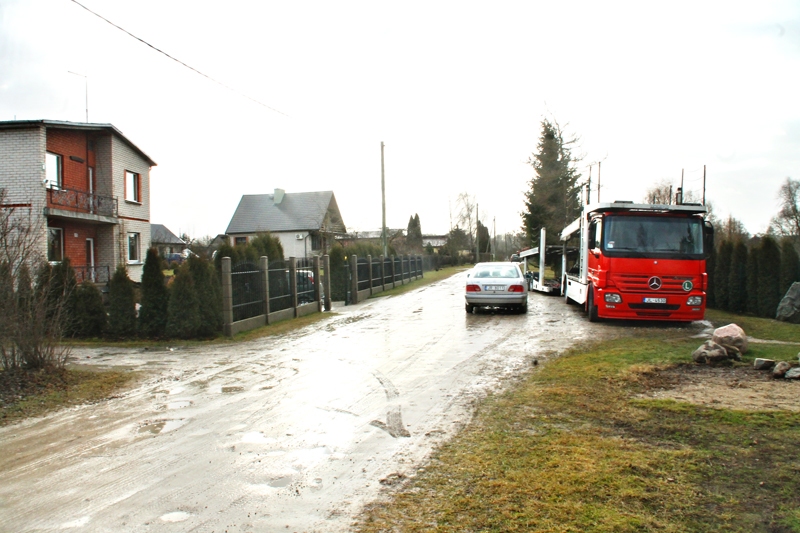 Dreņģerkalna ielas dubļaino brauktuvi šogad sola nostiprināt un asfaltēt. 
Autors: Uldis Varnevičs