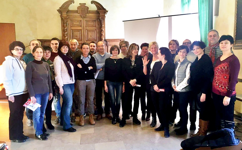 Projekta «S.M.I.L.E.» koordinatori darba sanāksmē tikās Itālijā. Līdz ar citiem Milānā strādāja arī Bauskas Valsts ģimnāzijas pedagoģes.
Autors: no skolas albuma