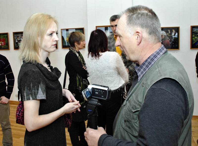 Linda Kaufmane, Tautas fotostudijas «Bauska» vadītāja un maijā plānoto foto dienu idejas autore, sarunā ar Gailīšu pagastā dzīvojošo fotogrāfu Māri Kreitenbergu.
Autors: no «Bauskas Dzīves» arhīva.