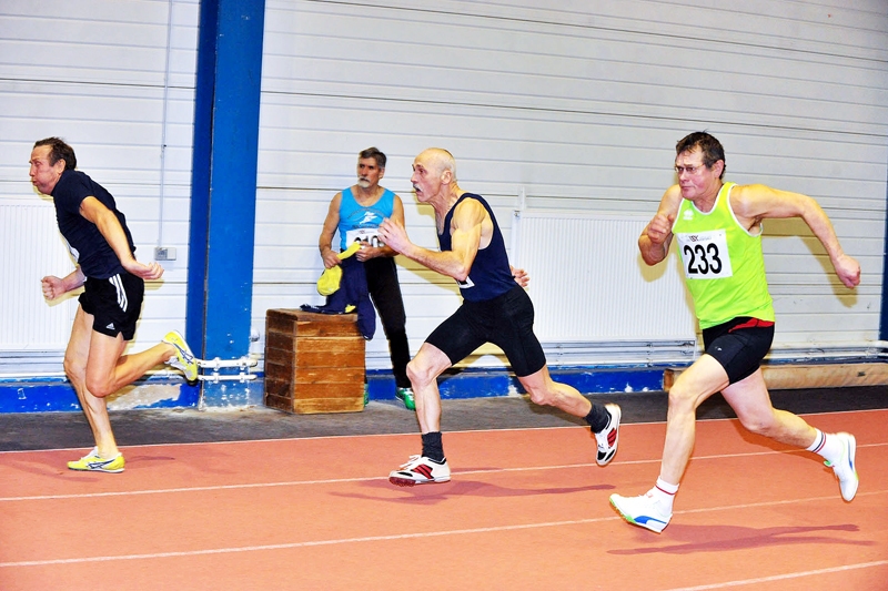 Alfrēds Graudiņš (vidū) piedalījās veterānu sacīkstēs Ventspilī.
Autors: Juris Presņikovs, ventspils.lv. 