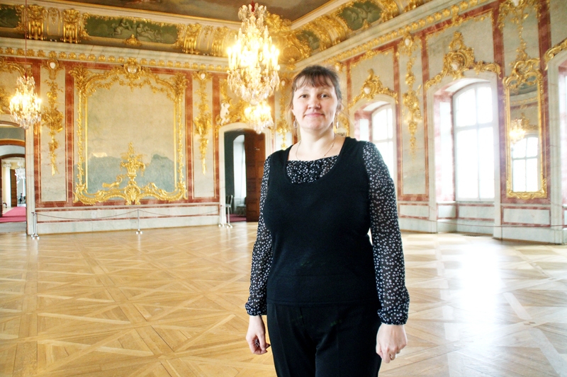 Jolanta Jaudzema Rundāles pilī uzkopj Zelta zāles galeriju.
Autors: Uldis Varnevičs