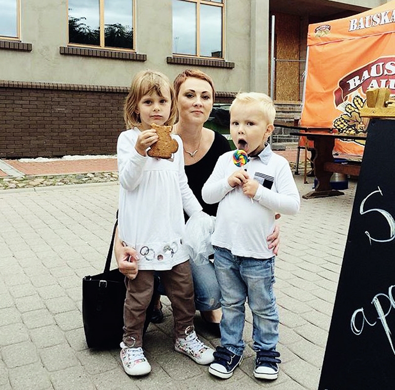 Jūlija Nabibekova kopār ar bērniem Aleksandru un Timuru.
Autors: no ģimenes albuma