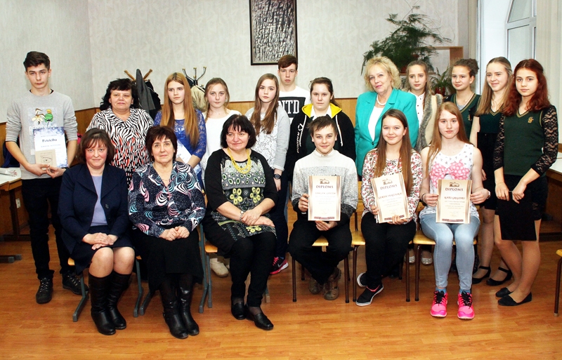 Eseju konkursā šogad piedalījās novada sešu skolu septītklasnieki, finālā vērtēja 15 darbus.
Autors: Uldis Varnevičs