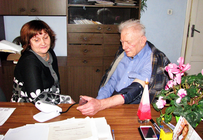 Vitauts Pavlovičs no Jaunsaules pārliecināts – ja daudz kustas, nečīkst un par dzīvi nežēlojas, tad no gripas nav jābaidās. Pie ārstes palīdzes Sarmītes Veldzes viņš ienācis profilakses pēc, lai pārbaudītu asinsspiedienu.
Autors: Vilnis Auzāns