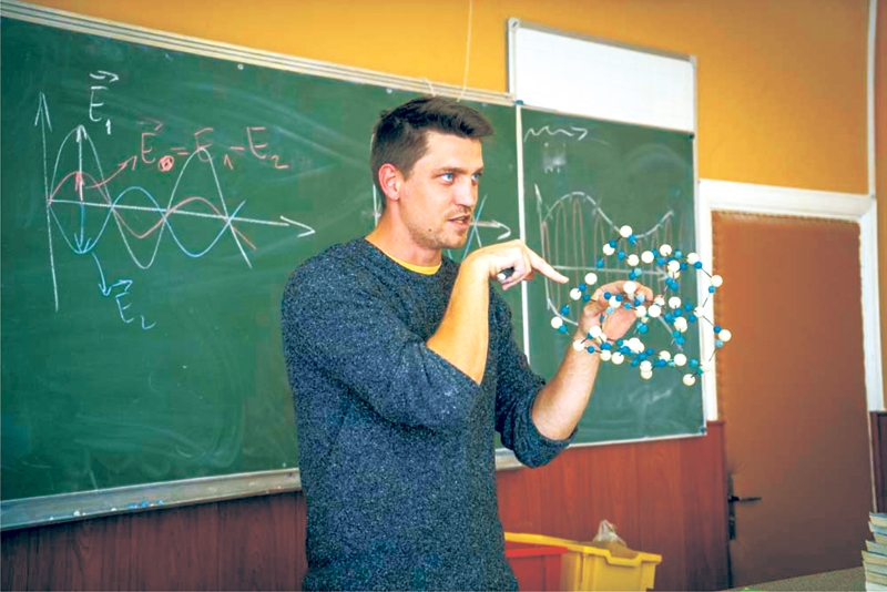 Dmitrijs Jemeļjanovs Bauskas Valsts ģimnāzijas audzēkņus labi sagatavojis novadu fizikas olimpiādei.
Autors: no «Bauskas Dzīves» arhīva.