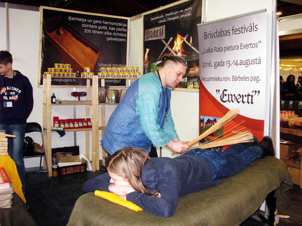 Ivars Vallers no Vecumnieku novada Bārbeles demonstrē savu pirts masāžas metodi.
Autors: Vilnis Auzāns