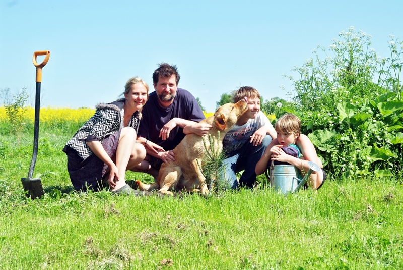 «Pliķēnos» iestādīta ģimenes priede. Vecāki Aija Straume un Pēteris Šmits ar bērniem Raineru un Robertu, kā arī labradoru Nanu.
Autors:  no ģimenes albuma.
