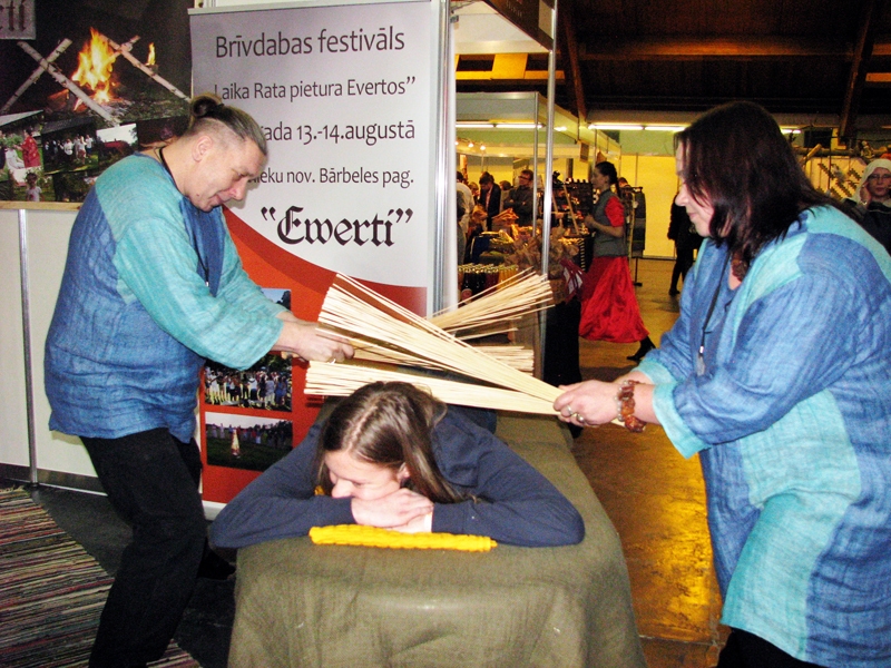 Bārbeles pagasta «Evertu» saimnieki Kristīne un Ivars Valleri «apstrādā» tūrisma gadatirgus «Balttour» apmeklētāju dundadznieci Anitu Savicku.
Autors: Vilnis Auzāns