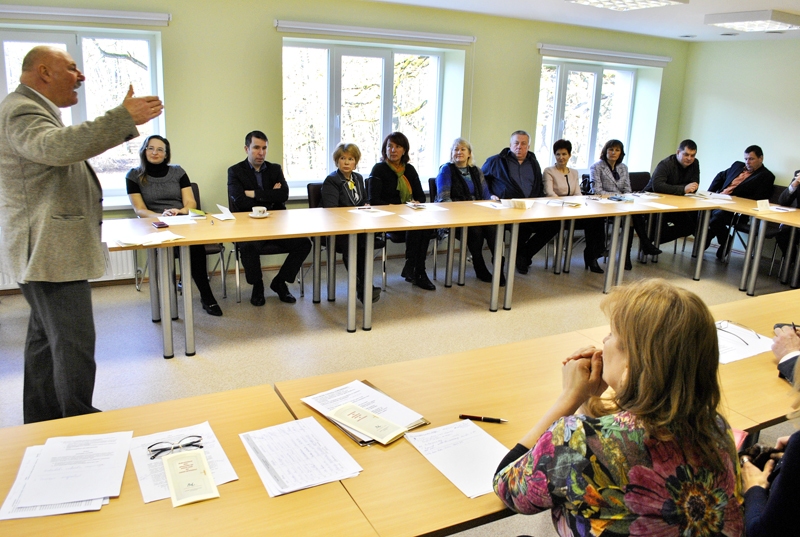 Svitenes saieta nama apspriežu zālē uzņēmējus diskusijai mudināja personālvadības speciālists Arnolds Brūders.
Autors: Antra Ērgle