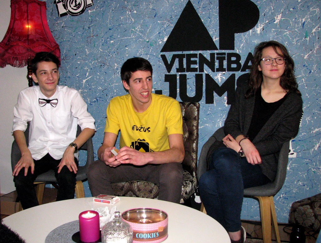 Videošova «Pieci krēsli un piecpadsmit cepumi» daži dalībnieki – ģimnāzists Armands Rutkovskis (no kreisās), students no Iecavas Edžus Kauķis un ģimnāziste Juta Voronova. 
Autors: Vilnis Auzāns