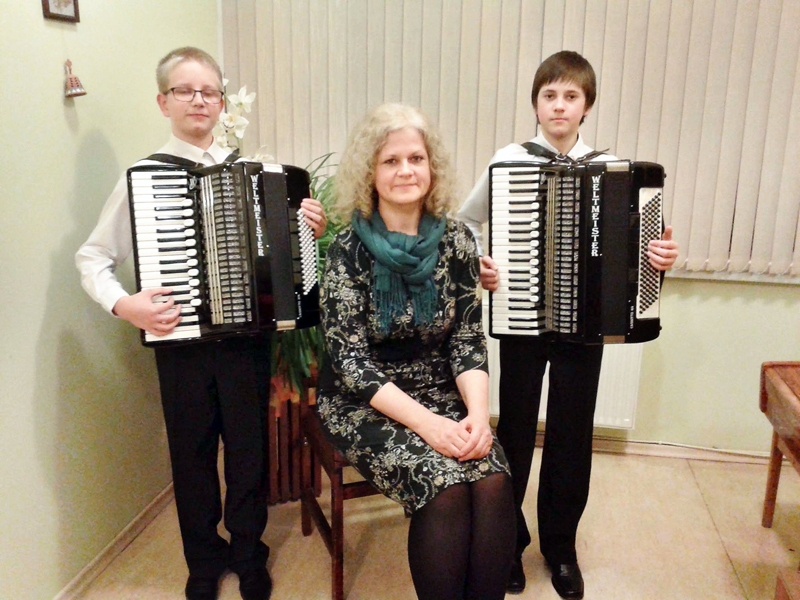 Emīls Upenieks (no kreisās) un Vadims Cvetkovs ar skolotāju Antru Rušmani.
Autors: no albuma