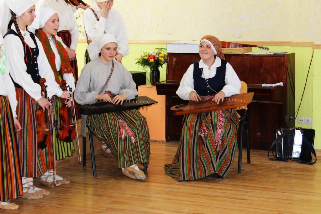 Pasākumu Bauskas pamatskolā kuplinās folkloras kopa «Tarkšķi», kas visus aicinās iesaistīties latviskās rotaļās.

Autors: no 