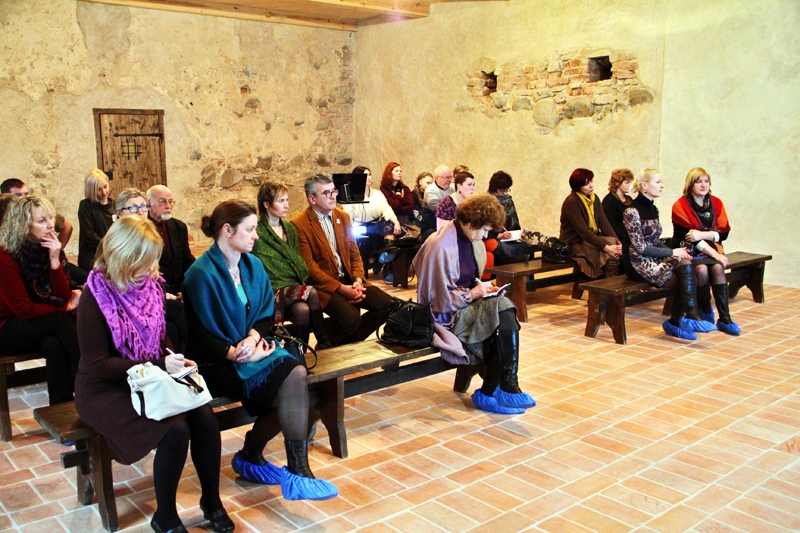 Muzikologa Borisa Avrameca stāstījumu par viduslaiku mūziku klausās Bauskas pils muzeja speciālisti, aktīvi koncertu apmeklētāji un Bauskas mūzikas skolas pedagogi.
Autors: Māris Skanis