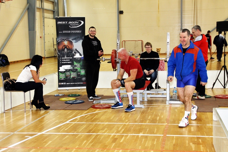 Felikss Žieds (vidū) tikko uzspiedis 142,5 kilogramus smagu svaru stieni. Ar viņa sniegumu ir apmierināts Juris Červids (no labās). 
Autors: Uldis Varnevičs