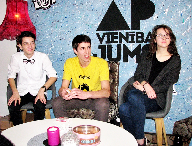 Videošova «Pieci krēsli un piecpadsmit cepumi» daži no dalībniekiem: ģimnāzists Armands Rutkovskis (no kreisās), students no Iecavas Edžus Kauķis un ģimnāziste Juta Voronkova.
Autors: Vilnis Auzāns