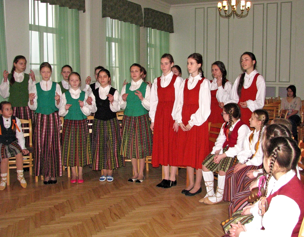 Savu mājas darbu prezentē Uzvaras vidusskolas meitenes. 
Autors: Vilnis Auzāns