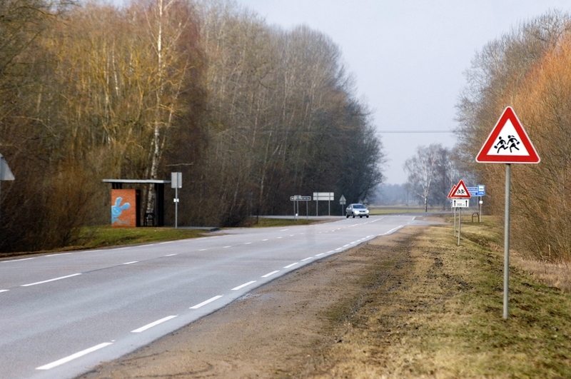 Braucējus mulsina brīdinājuma zīme «Bērni» uz ceļa Dobele–Bauska, pie pagrieziena uz Rundāli. Tuvumā šeit nav nevienas izglītības iestādes. 
Autors: Ivars Bogdanovs